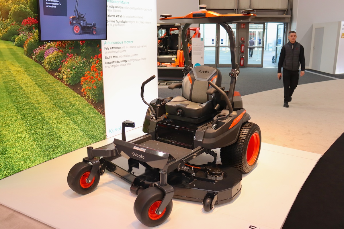  Grazie alla memoria integrata, l'Autonomous Mower di Kubota è in grado di riprodurre specifici pattern in collaborazione con altre unità